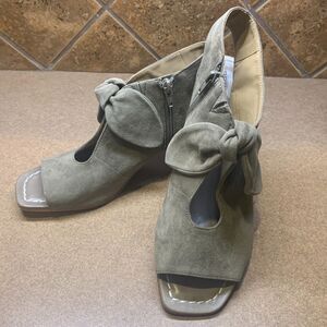 Bernardo Lizzie Dusk Suede Sandals 8.5M Open Toe Tan Heeled Sling Back Booties